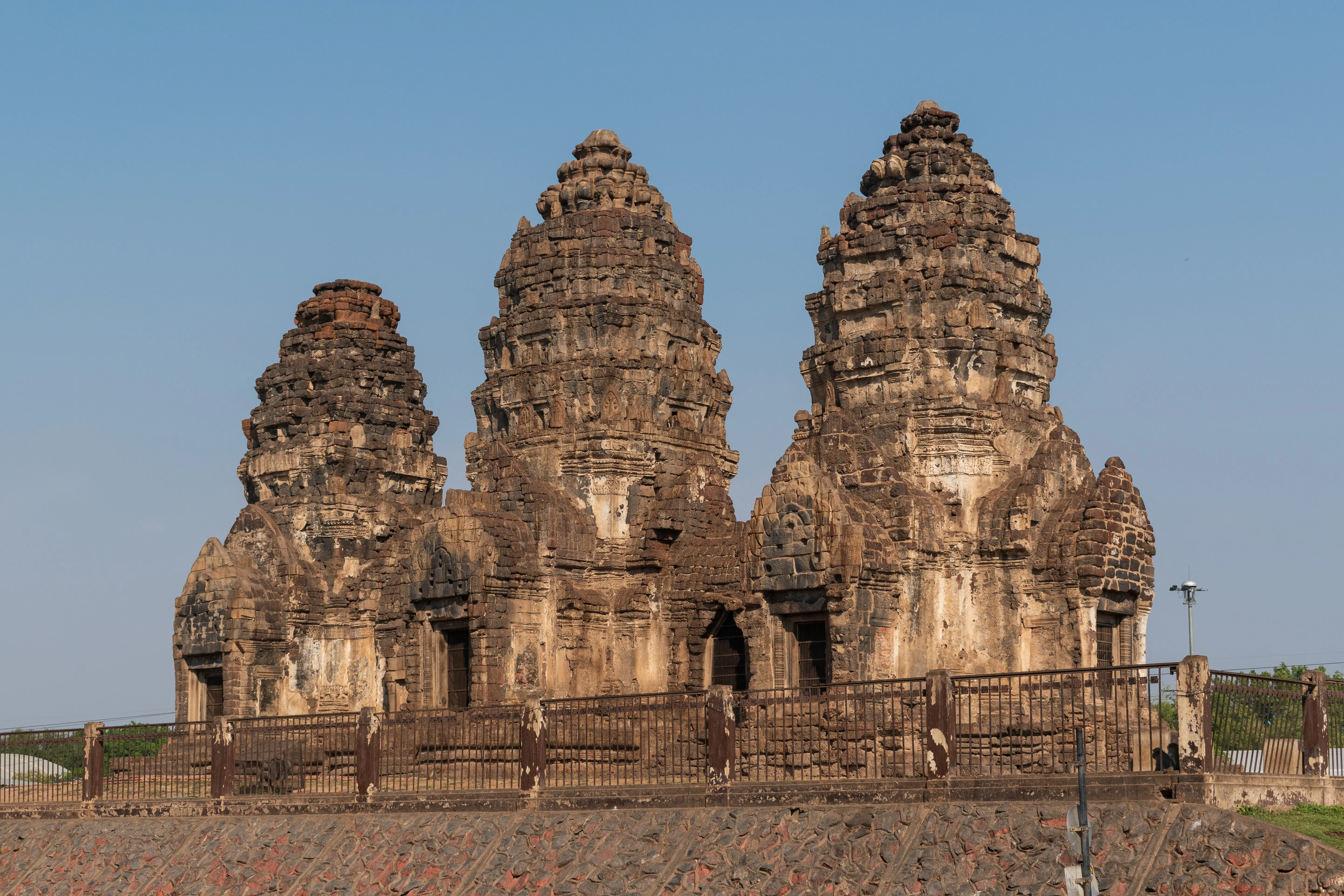 พระปรางค์สามยอด สัญลักษณ์เมืองลพบุรี